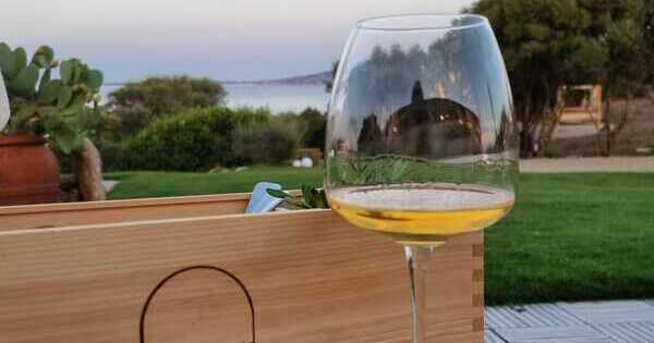 https://www.altreguesthouse.com/wp-content/uploads/2024/02/Vino-bianco.jpeg